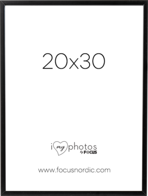 800q-01_51002030RS Focus Rock Black 20×30 -kuvakehyksessä on valkoinen insertti, jossa lukee isolla tekstillä "20x30", lause "I love my photos by Focus" ja alareunassa verkkosivusto www.focusnordic.com.