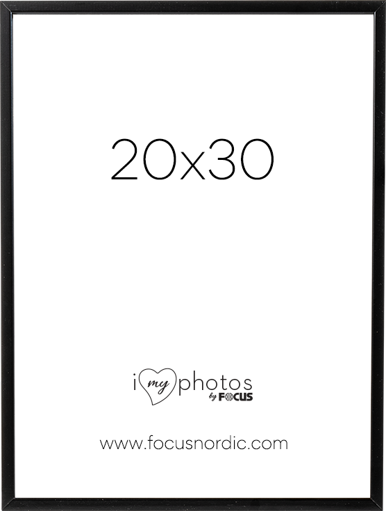 800q-01_51002030RS Focus Rock Black 20×30 -kuvakehyksessä on valkoinen insertti, jossa lukee isolla tekstillä "20x30", lause "I love my photos by Focus" ja alareunassa verkkosivusto www.focusnordic.com.