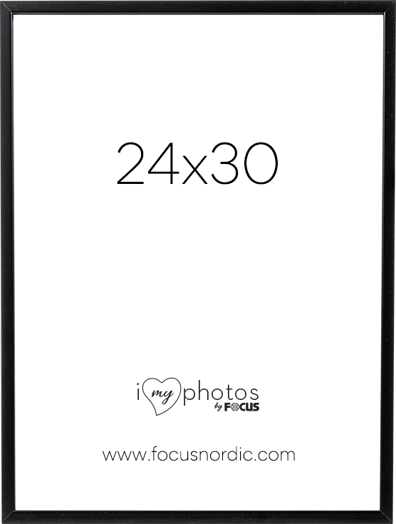 800q-01_51002430RS Focus Rock Black 24x30 -valokuvakehyksen keskellä lukee "24x30" ja alareunassa "i love photos by Focus" ja "www.focusnordic.com", kaikki valkoisella pohjalla.