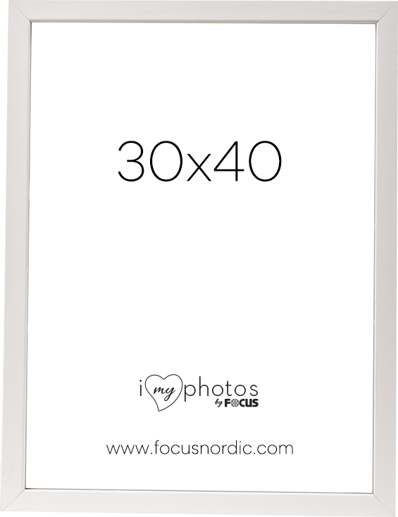 800q-01_51003040RV Focus Rock White 30x40 -kuvakehys valkoisella pohjalla, jossa lukee "30x40" suurella tekstillä, lause "I love photos by FOCUS" ja verkkosivusto www.focusnordic.com.