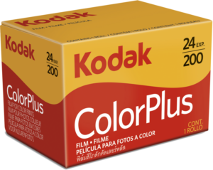 800q-01_5610000172 Kodak Colorplus 200 Boxed 24, a 35 mm colour film for photographs. Red, yellow and white packaging with 24 exposure times and ISO 200, and multilingual text.