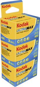 800q-02_KOD-ULTRA Three packs of Kodak 135 Ultramax 400-36x3 are stacked vertically, each blue and yellow box labelled for 35mm colour prints, with icons and text indicating ISO 400 and 36 exposures per roll.