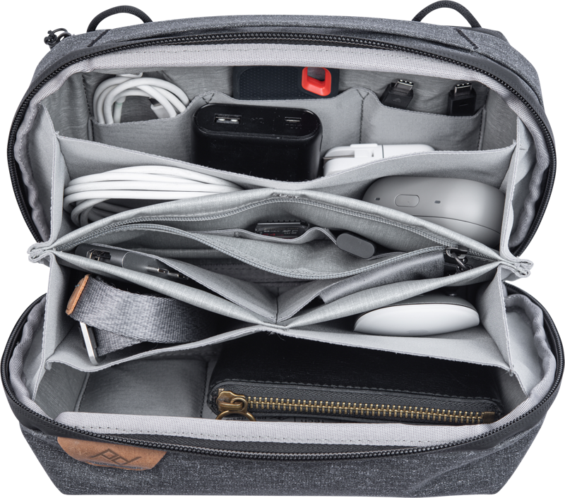 800q-03_123338 Peak Design Tech Pouch // Charcoal