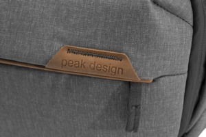 800q-05_123314 Peak Design Everyday Sling 3L v2 // Ash