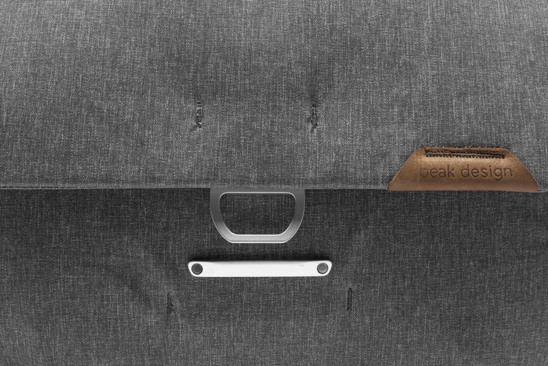 800q-05_123321 Peak Design Everyday Messenger 13L v2 // Ash