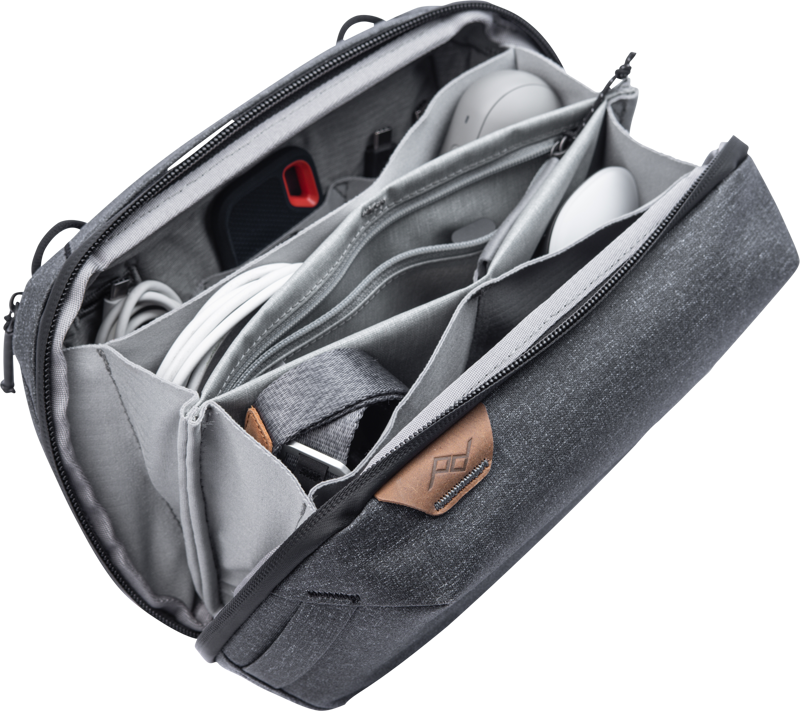 800q-05_123338 Peak Design Tech Pouch // Charcoal