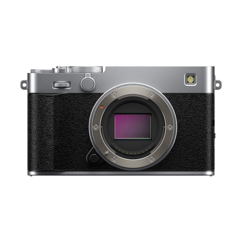 Fujifilm_x-e5_hopea (2) Fujifilm X-E5 -järjestelmäkamera, hopea, on hopean ja mustan värinen digitaalinen peilitön kamerarunko, jossa on valotettu kuvakenno ja kuvioitu kahva, kuvattu edestä valkoista taustaa vasten, objektiivi ei sisälly.