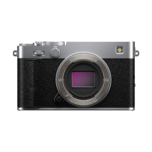 Fujifilm_x-e5_hopea (2) Fujifilm X-E5 -järjestelmäkamera, hopea, on hopean ja mustan värinen digitaalinen peilitön kamerarunko, jossa on valotettu kuvakenno ja kuvioitu kahva, kuvattu edestä valkoista taustaa vasten, objektiivi ei sisälly.