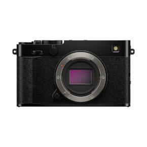 Fujifilm_x-e5_musta (5) Fujifilm X-E5 -järjestelmäkamera, musta, on musta digitaalinen peilitön kamerarunko ilman objektiivia, jossa on kenno ja kuvioitu kahva valkoisella pohjalla.