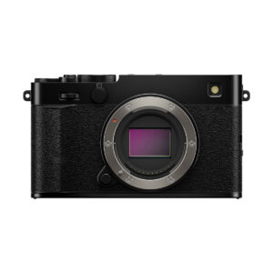 Fujifilm_x-e5_musta (5) Fujifilm X-E5 -järjestelmäkamera, musta, on musta digitaalinen peilitön kamerarunko ilman objektiivia, jossa on kenno ja kuvioitu kahva valkoisella pohjalla.