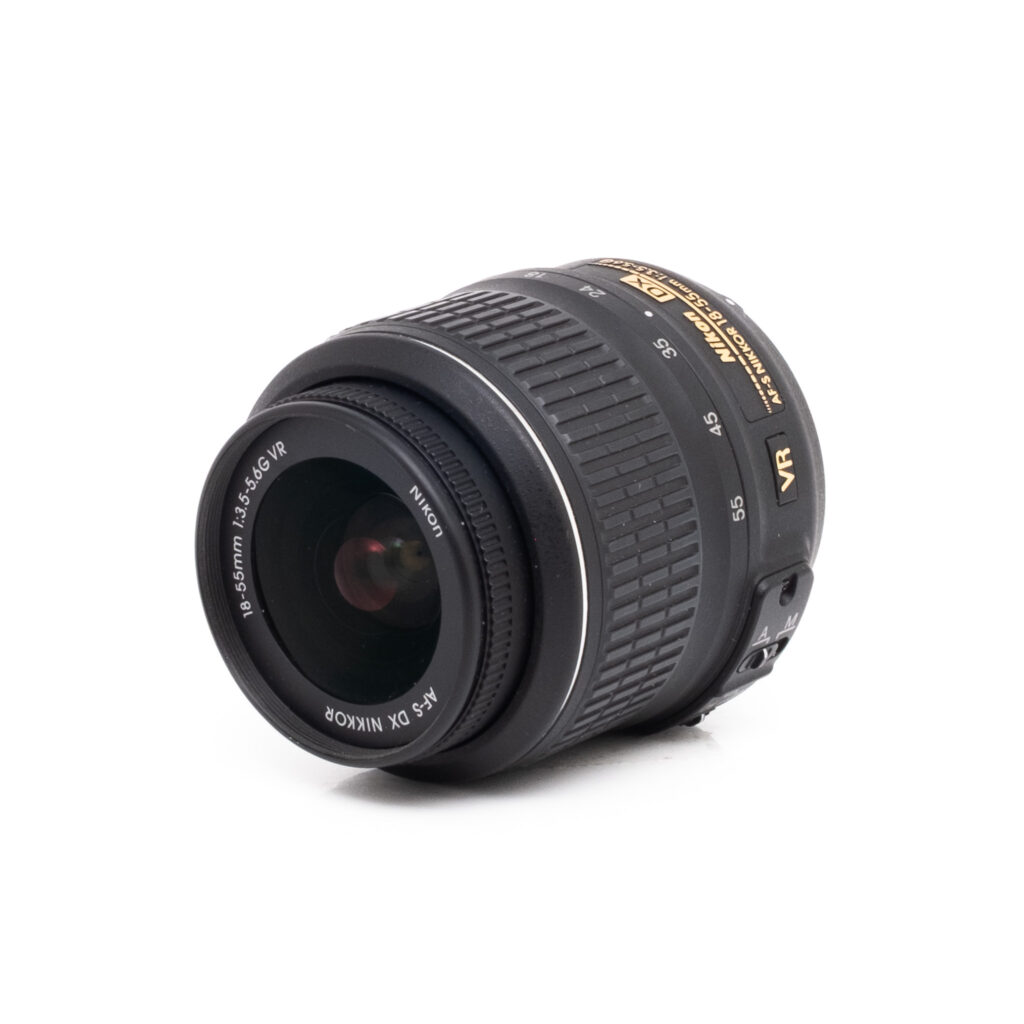 Nikon 18-55mm f35-56G DX VR-2 Nikon D3200 + 18-55mm (SC 1000) - Käytetty
