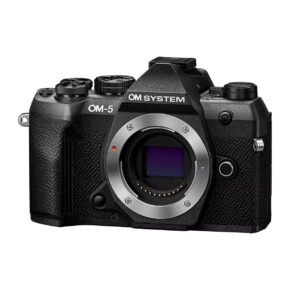 OM System OM-5 Mark II musta (3) Musta OM SYSTEM OM-5 Mark II -järjestelmäkameran runko ilman objektiivia, jossa on sensori ja säätimet valkoisella pohjalla.