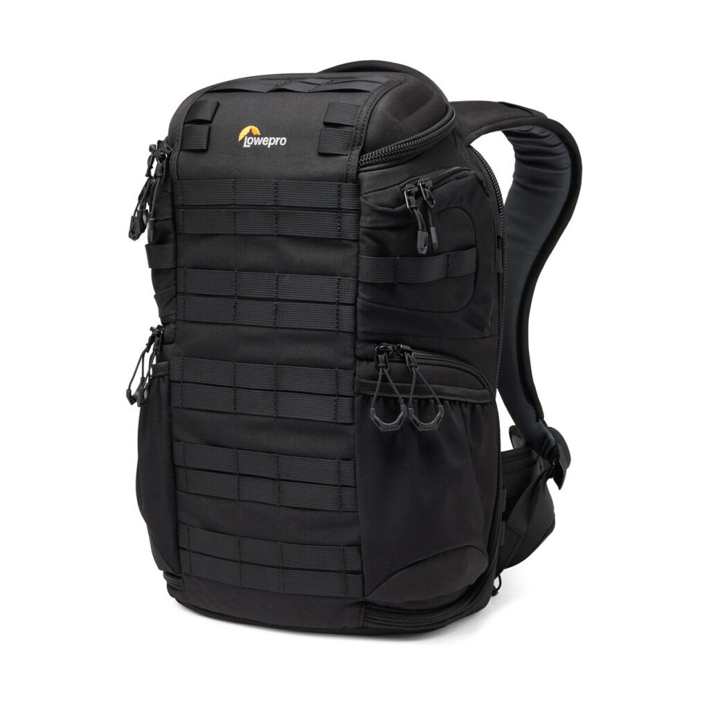 lowepro_protactic_350_aw_iii_kamerareppui (2) A Lowepro ProTactic BP 350 AW III -kamerareppu, musta, useilla vetoketjullisilla taskuilla, pehmustetuilla olkahihnoilla ja edessä MOLLE-tyylinen nauhasto, kuvattu valkoista taustaa vasten.