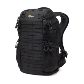 lowepro_protactic_350_aw_iii_kamerareppui (2) A Lowepro ProTactic BP 350 AW III -kamerareppu, musta, useilla vetoketjullisilla taskuilla, pehmustetuilla olkahihnoilla ja edessä MOLLE-tyylinen nauhasto, kuvattu valkoista taustaa vasten.