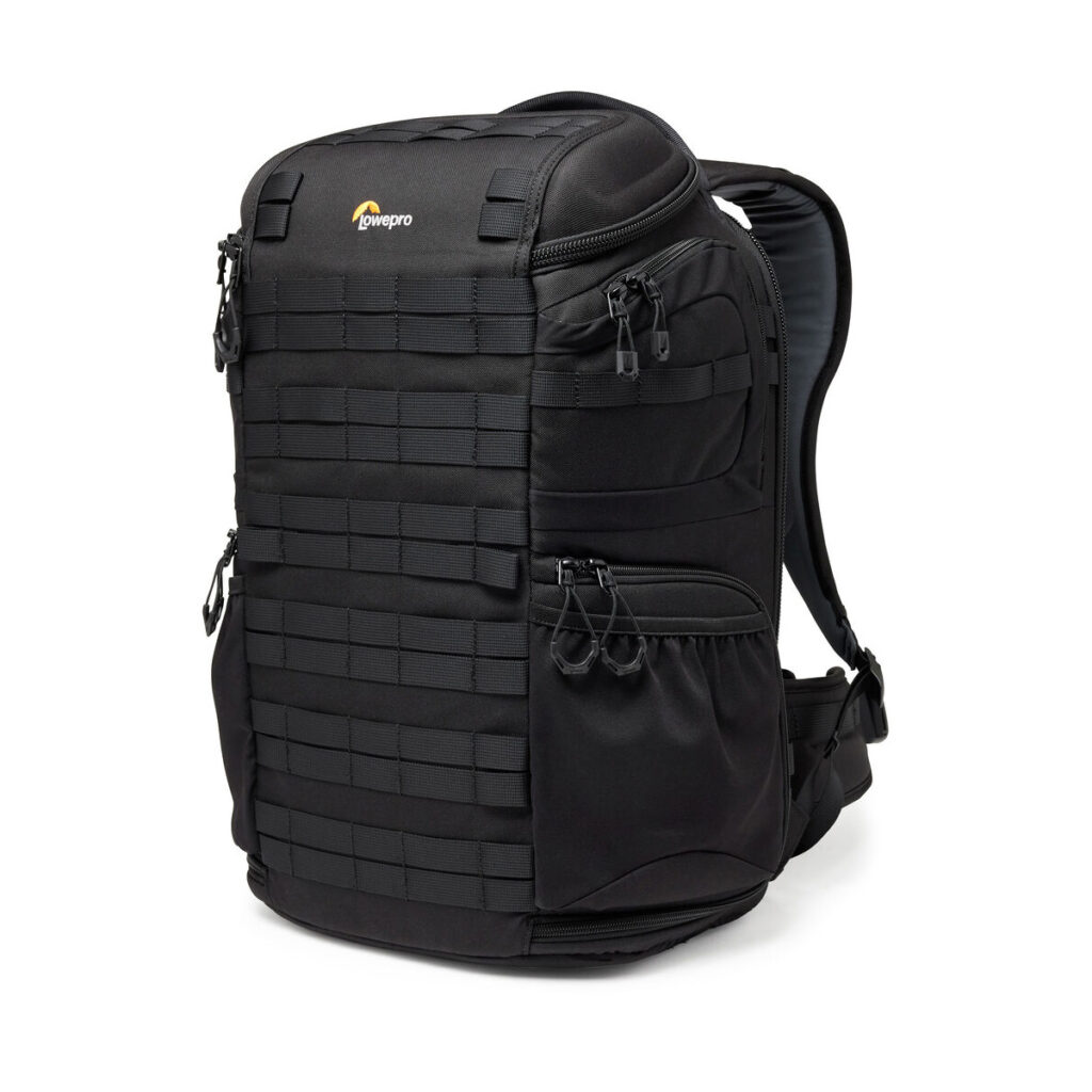 lowepro_protactic_450_aw_iii_kamerareppu (5) Lowepro ProTactic BP 450 AW III -kamerareppu on musta reppu, jossa on useita vetoketjullisia lokeroita, MOLLE-hihnat, sivutaskut ja pehmustetut olkahihnat, jotka on suunniteltu kameravarusteiden kantamiseen.