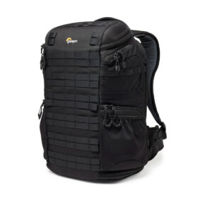lowepro_protactic_450_aw_iii_kamerareppu (5) Lowepro ProTactic BP 450 AW III -kamerareppu on musta reppu, jossa on useita vetoketjullisia lokeroita, MOLLE-hihnat, sivutaskut ja pehmustetut olkahihnat, jotka on suunniteltu kameravarusteiden kantamiseen.