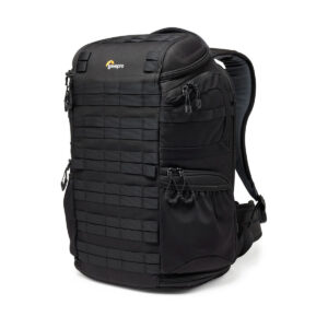 lowepro_protactic_450_aw_iii_kamerareppu (5) Lowepro ProTactic BP 450 AW III -kamerareppu on musta reppu, jossa on useita vetoketjullisia lokeroita, MOLLE-hihnat, sivutaskut ja pehmustetut olkahihnat, jotka on suunniteltu kameravarusteiden kantamiseen.