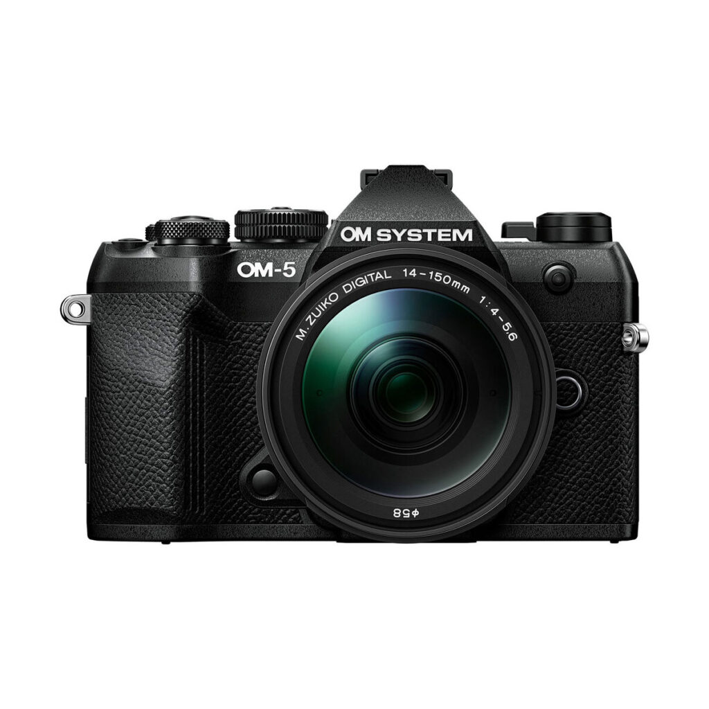om_system_om-5_mark_ii_musta_01_14-150mm_01 OM SYSTEM OM-5 Mark II + 14-150mm f/4-5.6 II, musta digikamera, edestäpäin valkoisella pohjalla.