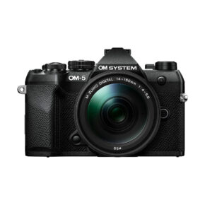 om_system_om-5_mark_ii_musta_01_14-150mm_01 OM SYSTEM OM-5 Mark II + 14-150mm f/4-5.6 II, musta digikamera, edestäpäin valkoisella pohjalla.