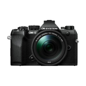 OM SYSTEM OM-5 Mark II + 14-150mm f/4-5.6 II, musta digikamera, edestäpäin valkoisella pohjalla.