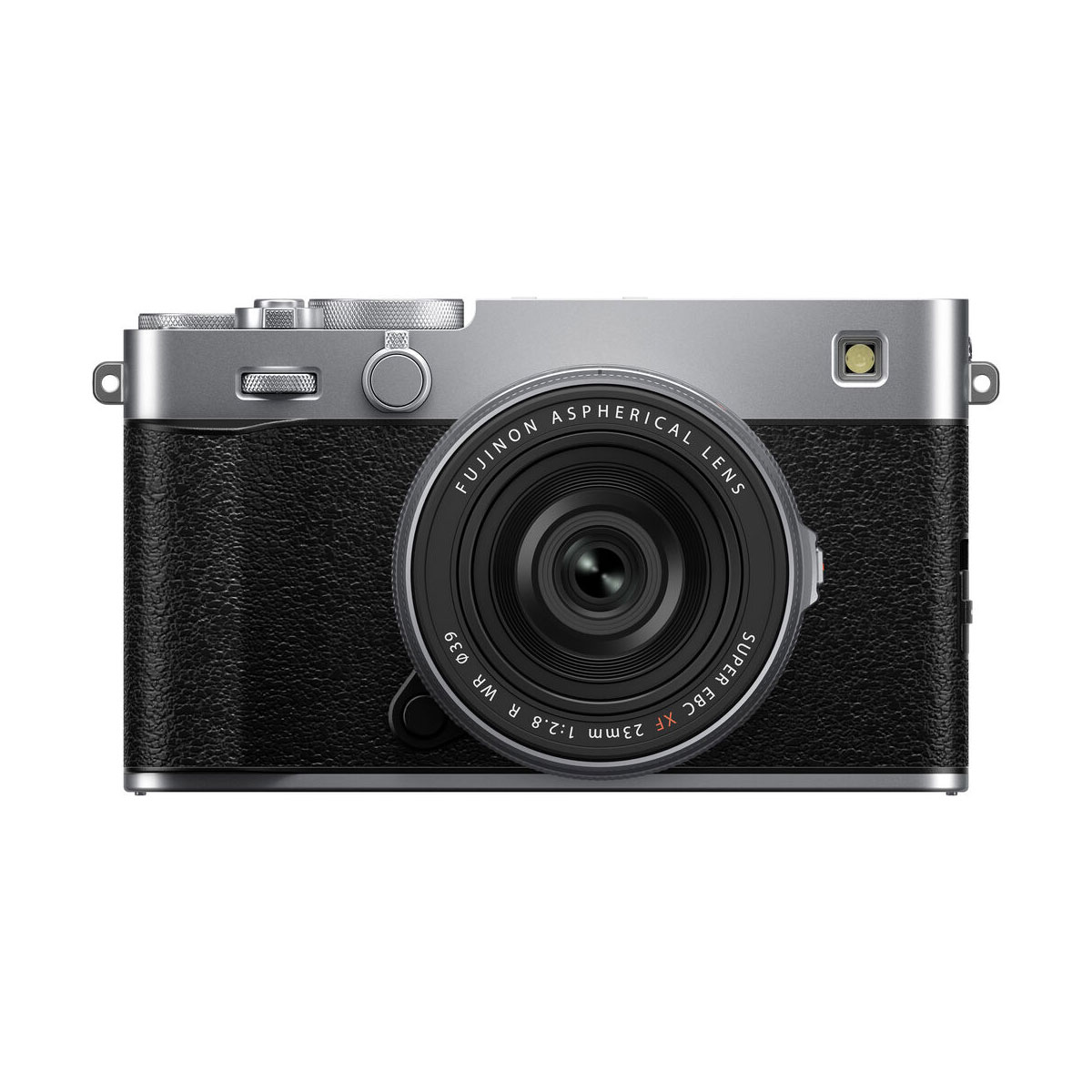 Fujifilm X-E5 + Fujinon 23mm f/2.8, hopea on kuvattu eteenpäin valkoisella taustalla, jossa on musta kuvioitu runko, hopeinen yläosa, suuri objektiivi, jossa lukee "Fujinon asfäärinen objektiivi", ja useita säätimiä.