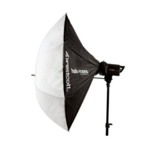 Valokuvausstudiovalo, jossa on suuri mustavalkoinen sateenvarjon muotoinen softbox, Westcott 137cm Halo Mono Round, joka on asennettu korkeaan jalustaan.