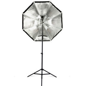 1324362875_863 Westcott Apollo Orb Speedlite Kit -valaisinsarjassa on hopeanvärinen heijastava sateenvarjo-softbox mustalla säädettävällä kolmijalkajalustalla, joka on avattuna ja paljastaa metallisen sisustan ja tukitangot valkoista taustaa vasten.