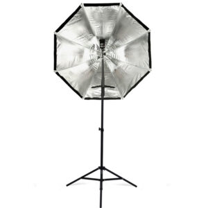 1324362875_863 Westcott Apollo Orb Speedlite Kit -valaisinsarjassa on hopeanvärinen heijastava sateenvarjo-softbox mustalla säädettävällä kolmijalkajalustalla, joka on avattuna ja paljastaa metallisen sisustan ja tukitangot valkoista taustaa vasten.