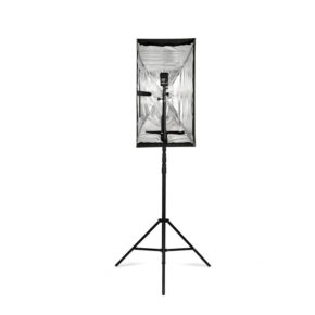Westcott Apollo Strip Speedlite Kit, kuvassa edestä valkoista taustaa vasten, sisältää suorakulmaisen softboxin, joka on asennettu jalustalle, jossa on ulosvedettävät jalat.