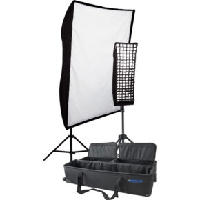 Westcott Spiderlite TD6 Perfect Portrait 2-Light Deluxe -valaisimessa on kaksi suorakulmaista softboxia (toisessa on ritilä) jalustoilla sekä edessä avoin kantolaukku valaisulaitteiden säilyttämistä varten.