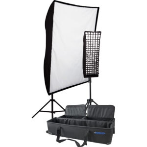 1334044554_634 Westcott Spiderlite TD6 Perfect Portrait 2-Light Deluxe -valaisimessa on kaksi suorakulmaista softboxia (toisessa on ritilä) jalustoilla sekä edessä avoin kantolaukku valaisulaitteiden säilyttämistä varten.