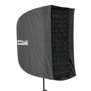 1335335526_327 Westcott 40 asteen grid 41 x 76 cm Apollo Strip -valaisimelle on kiinnitetty mustaan softbox-valonmuokkaimeen, jossa on grid, joka on asennettu jalustalle ja jonka sivussa on Apollo-tuotemerkki.