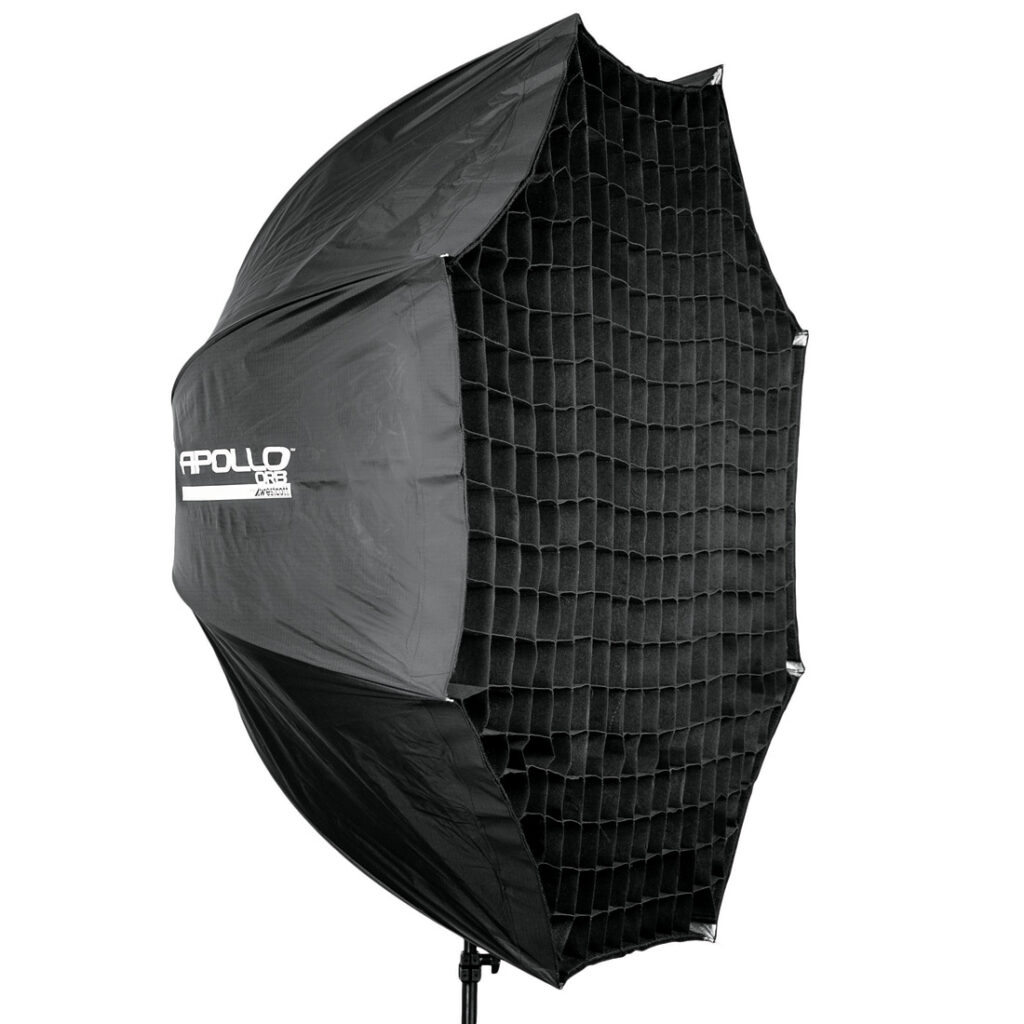 1338452716_163 Westcott 40 asteen Grid for 109 cm Apollo Orb, suuri musta softbox-lisälaite jalustalla, käytetään studiovalaistuksen ohjaukseen valokuvauksessa tai videotuotannossa.