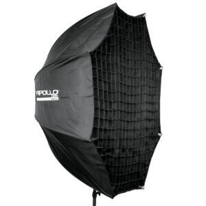 1338452716_163 Westcott 40 asteen Grid for 109 cm Apollo Orb, suuri musta softbox-lisälaite jalustalla, käytetään studiovalaistuksen ohjaukseen valokuvauksessa tai videotuotannossa.