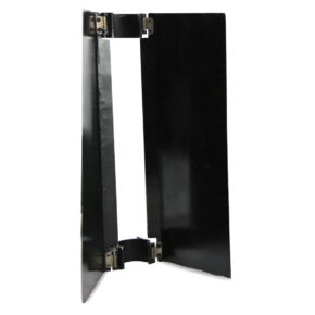 1385482426_253 Westcott Barn Door for ICE light / ICE light 2 on musta metallinen lisävaruste, jossa on kaksi litteää paneelia, jotka on yhdistetty hopeisilla saranoilla, kuvassa osittain auki valkoisella pohjalla.