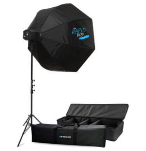 1397486381_203 Westcott Skylux LED with 48" Rapid Box XXL Kit sisältää suuren kahdeksankulmaisen softboxin jalustalla, jonka edessä on säilytyslaukku ja kantolaukku. Softboxissa on merkintä "Rapid Box" ja "Westcott.