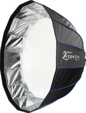 Westcott Zeppelin Para 47 (1.2M) on suuri kahdeksankulmainen softbox, jossa on valkoinen hajottava etupuoli ja heijastava hopeinen sisäpuoli, joka on suunniteltu valokuvausvalaistukseen.