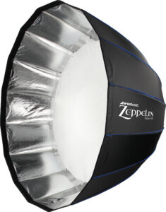 Westcott Zeppelin Para 59 (1,5 m) on suuri ammattikäyttöön tarkoitettu softbox, jossa on hopeanvärinen heijastava sisäpuoli ja musta ulkopuoli, ihanteellinen studiovalaistuksen hajottamiseen.