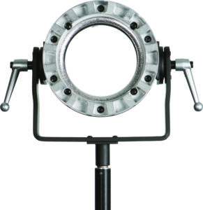 1416237640_849 Lähikuva Westcott Zeppelin Speedring & Bracket for Elinchrom -valaisimesta, jossa on pyöreä metallinen kehys, jossa on sivukahvat, asennettuna mustaan jalustaan, eristettynä valkoiselle taustalle.