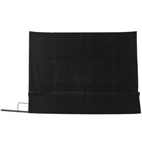 Westcott Fast Flags 46 x 61 cm Black Block on suorakaiteen muotoinen musta kangas, jonka vasen alareuna on taitettu ja jonka vasemmalla puolella on osittain näkyvissä ohut musta sauva.