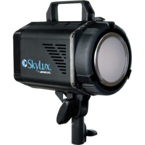 1416830249_084 Musta Westcott Skylux LED-valo, jossa on lieriön muoto, yläkahva ja sivulogo, on asennettu jalustalle valkoista taustaa vasten.