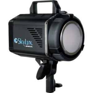 1416830249_084 Musta Westcott Skylux LED-valo, jossa on lieriön muoto, yläkahva ja sivulogo, on asennettu jalustalle valkoista taustaa vasten.
