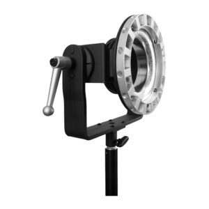 1433323491_007 Westcott Zeppelin Speedring & Bracket for Profoto on musta ja hopeinen kiinnike, jossa on kampikahva, se kiinnitetään pystysuoraan jalustaan ja se on suunniteltu ammattimaisten studiovalolaitteiden pitämiseen ja säätämiseen.