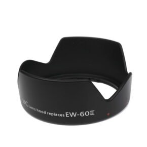 Mustaa JJC EW 60II Canon -vastavalosuojaa vasten näkyy valkoinen tausta.