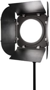 Jen Rozenbaumin Westcott Solix 2 Light Kit on asennettu jalustalle, jossa on neljä säädettävää mustaa lato-ovea, ja se on valaistu ovien ollessa osittain suljettuina pyöreän valonlähteen ympärillä.