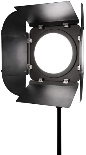 Jen Rozenbaumin Westcott Solix 2 Light Kit on asennettu jalustalle, jossa on neljä säädettävää mustaa lato-ovea, ja se on valaistu ovien ollessa osittain suljettuina pyöreän valonlähteen ympärillä.