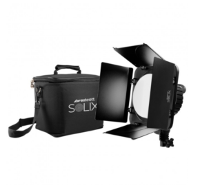 1512483139_115 Westcott Solix Compact Kit, joka sisältää LED-valon, jossa on lato-ovet ja musta Westcott Solix -kantolaukku, jossa on kahva ja olkahihna, on esillä valkoisella pohjalla.