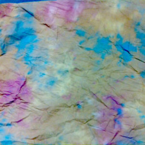 1522924443_252 Westcott Hazel Pastel Backdrop -taustakuvassa (3 x 7,2 m) on rypytetty tie-dye-kuvio pehmeillä pastellisävyillä sinisellä, vaaleanpunaisella ja keltaisella, mikä luo abstraktin ja värikkään ilmeen.