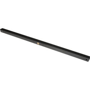 1534400624_591 Westcott Scrim Jim Cine Frame Tube (86,4 cm) on pitkä musta metallitanko, jonka keskellä on ympyränmuotoinen etiketti ja jonka molemmissa päissä on reiät ja joka on suunniteltu käytettäväksi kiinnityskiskona tai kiinnikkeenä.