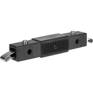 1534401122_865 Westcott Scrim Jim Cine 2" Straight Frame Connector (5,1 cm) on musta suorakaiteen muotoinen liitin, jossa on metalliset piikit molemmissa päissä, kaksi ruuvin päätä yläreunassa ja kuvioitu kahva keskellä.